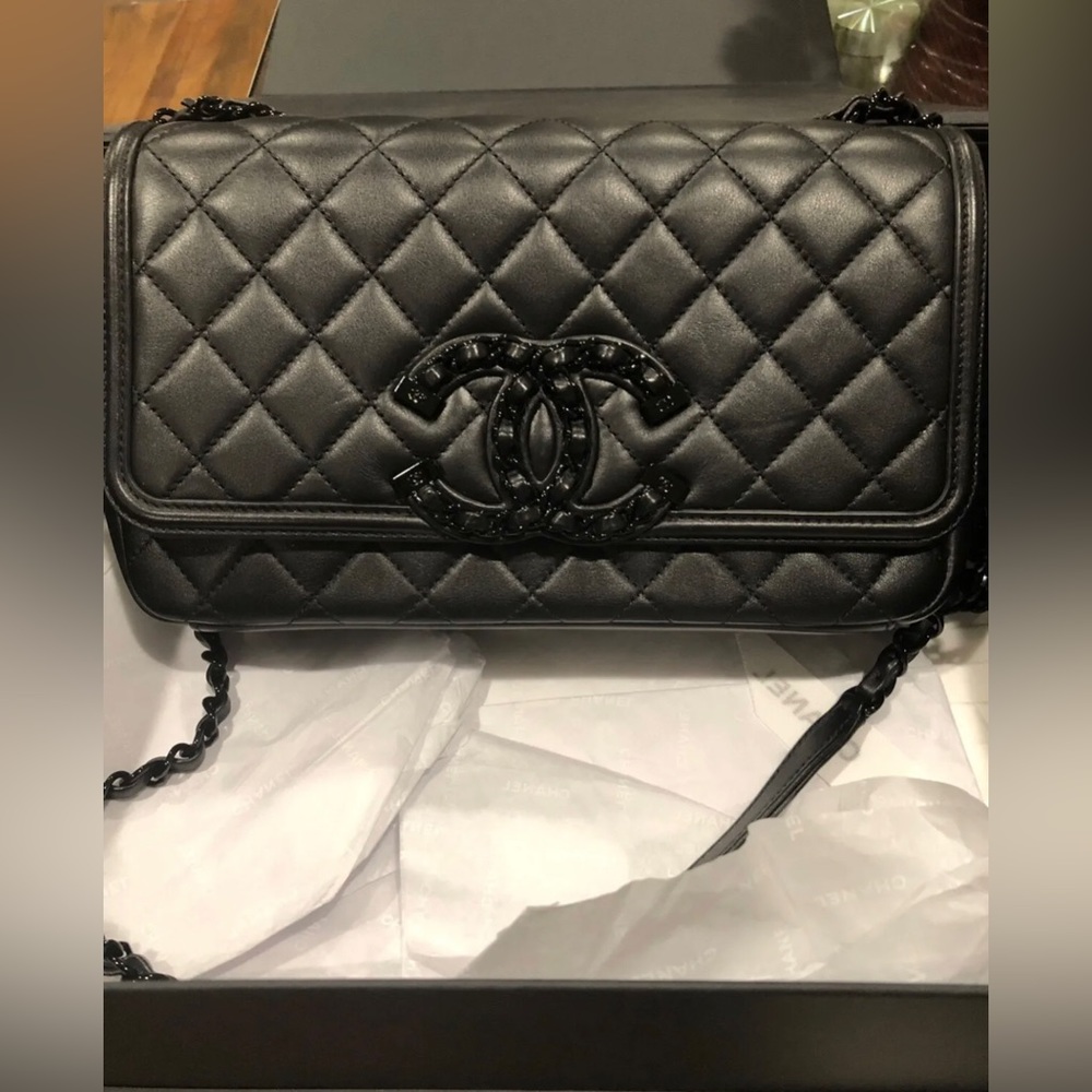 Chanel CC filigree So Black